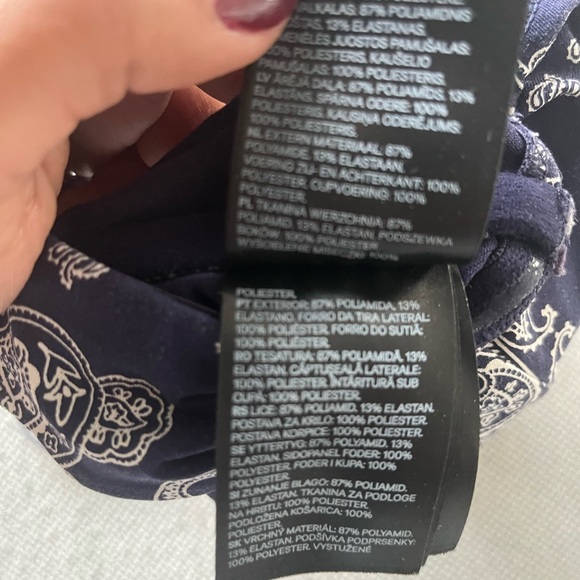 #80 🌺 5/$30 🌺 H&M navy and white paisley bikini top with underwire - Picture 5 of 5